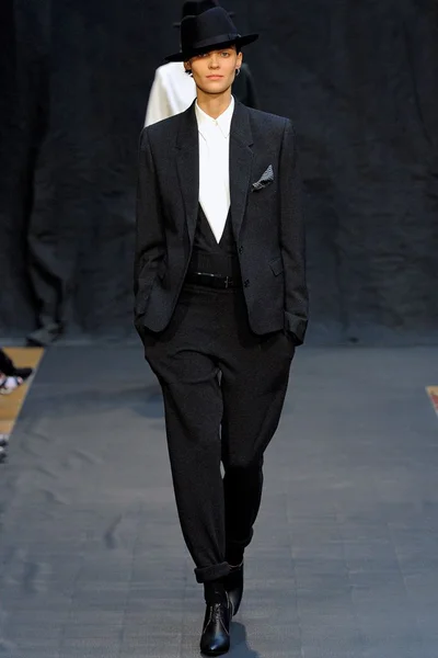 Look 10